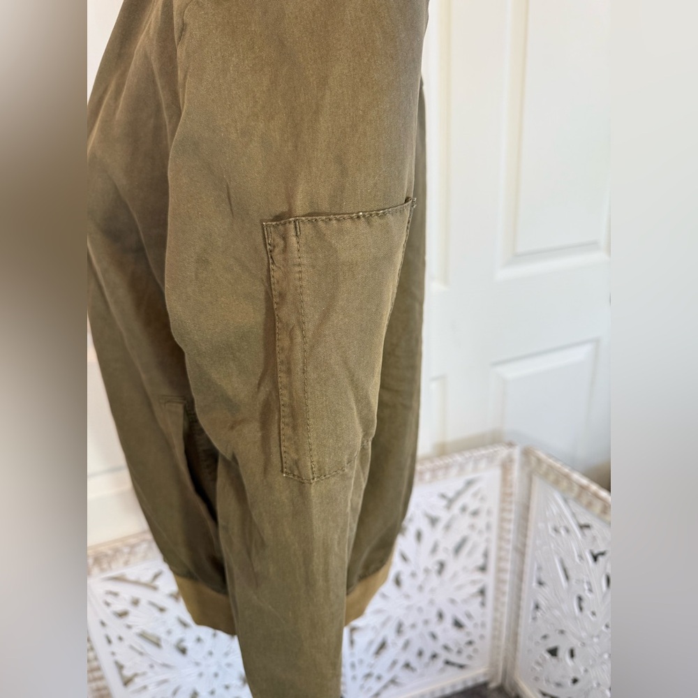 Hinge Olive Bomber Jacket. Women’s Size Small. - Picture 5 of 8